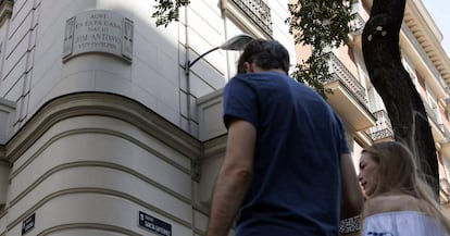 Placa conmemorativa del nacimiento de José Antonio Primo de Rivera, en la calle de Génova.