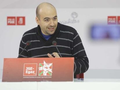 El secretario general de las Juventudes Socialistas de Euskadi, Alain Coloma, este lunes en San Sebastián.