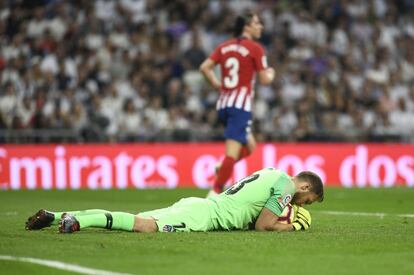 Oblak, portero del Atlético de Madrid,  sujeta el balón en el suelo