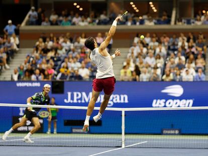 Carlos Alcaraz volea durante el partido contra Harris en la Arthur Ashe en la central de Nueva York.