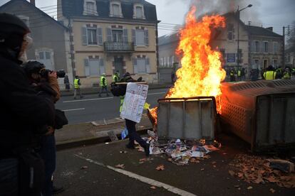 Además de la protesta en la capital, se ha producido una movilización importante en la localidad de Bourges, en el centro del país, de menos de 70.000 habitantes, donde alrededor de 5.000 personas comenzaron a reunirse esta mañana, a pesar de que la Alcaldía de la ciudad había prohibido cualquier tipo de concentración.