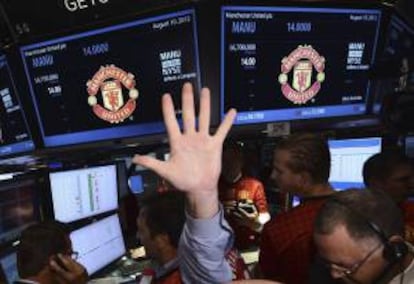 Varias pantallas muestran el precio de salida de las acciones del Manchester United en la Bolsa de Nueva York, Estados Unidos, el 10 de agosto de 2012. EFE/Archivo