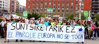 Protesta de los vecinos por la ubicación de los grandes conciertos de Aste Nagusia en el parque Europa.