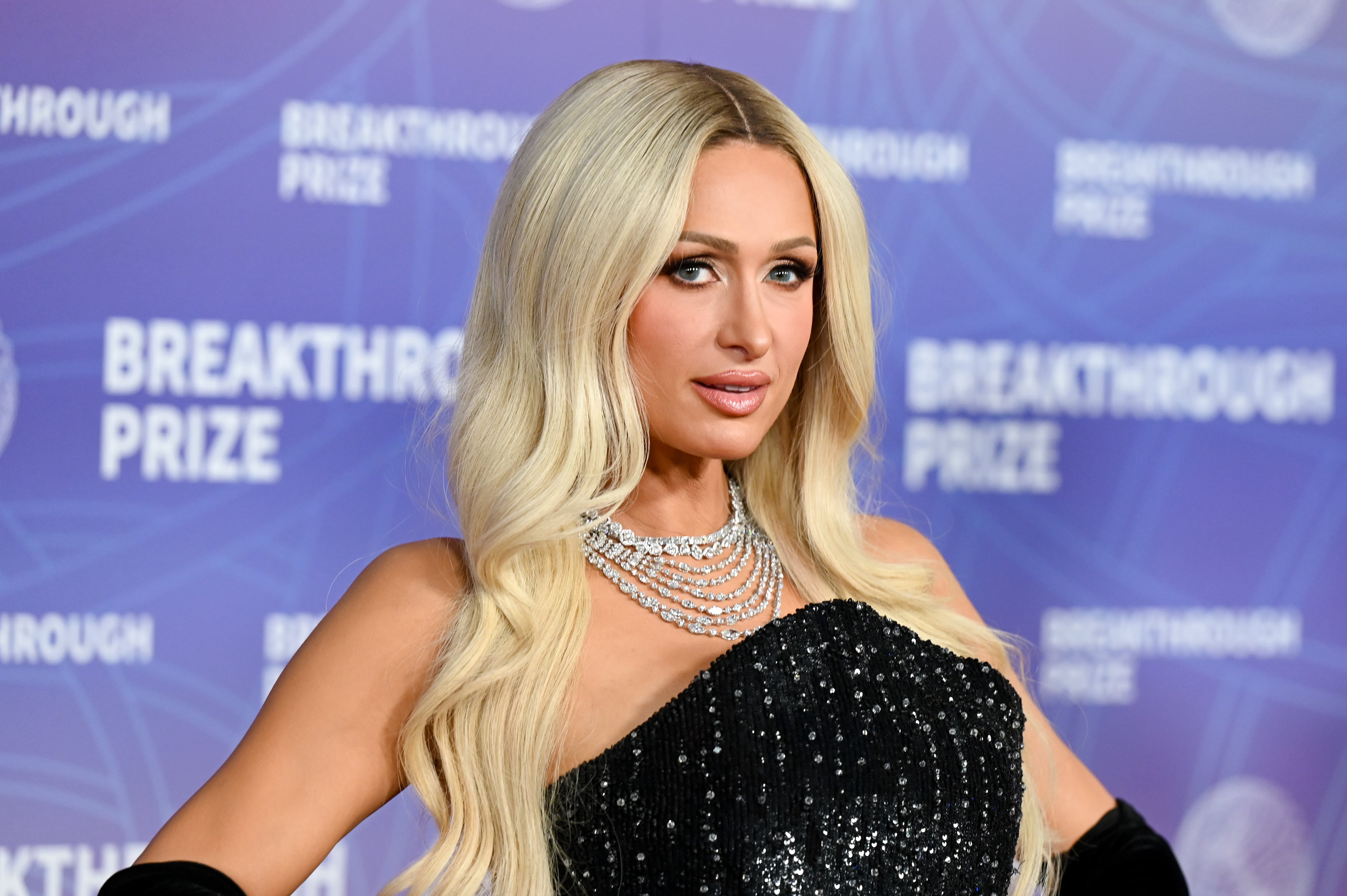 Paris Hilton celebra el cierre del internado en el que denunció haber sufrido abusos: “Por fin ha llegado la noticia por la que he luchado y rezado”