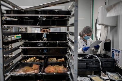 Andrea, a la derecha, técnica de calidad, realizando su trabajo en la cocina de Comidissimo.