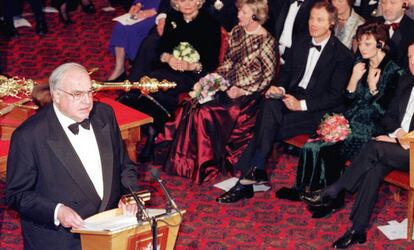 Helmut Kohl recibe en Londres el premio honorario de la capital británica presenciado por Tony Blair y su esposa Cherie Booth el 18 de febrero de 1998.