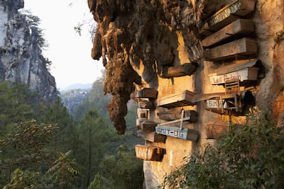 Las tribus de la cordillera del norte de Luzón son conocidas por sus curiosos rituales funerarios, como los ataúdes colgantes de Sagada, dispuestos en lo alto de los acantilados de caliza, ya que, según marca la tradición, los espíritus de los muertos prefieren estar cerca del cielo, entre tupidos bosques y brumosas montañas.