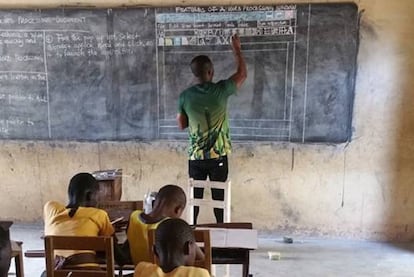 El profesor Owura Kwadwo enseña a usar Word con tiza y pizarra en Ghana.