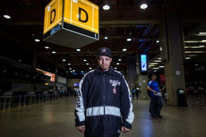 Denis Luiz de Souza vive há 15 anos no aeroporto de Guarulhos.