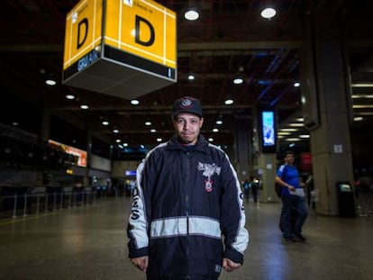 Denis Luiz de Souza vive hace 15 años en el aeropuerto de Guarulhos.