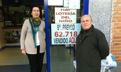 En la calle Río Nalón de Alcalá de Henares la dueña de la administración número 11, María Teresa Piris, ha repartido 60.000 euros en ventanilla del número 62.718, uno de los quintos.