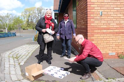 La candidata del Partido Laborista al Parlamento Autónomo, Katrina Faccenda, este miércoles en West Pilton, Edimburgo.