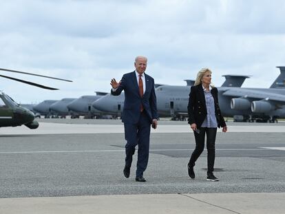 El presidente de Estados Unidos, Joe Biden, junto a la primera dama, Jill Biden, el pasado 4 de junio en la base aérea militar de Dover (Delaware).