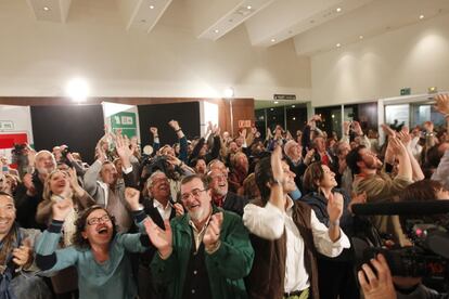 Los seguidores socialistas saludan en el hotel donde han seguido los comicios.