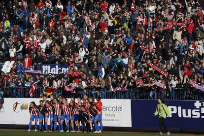 La plantilla del Atletico de Madrid femenino posa para los fotógrafos al término del partido en el que han vencido al FC Barcelona por 2-1.