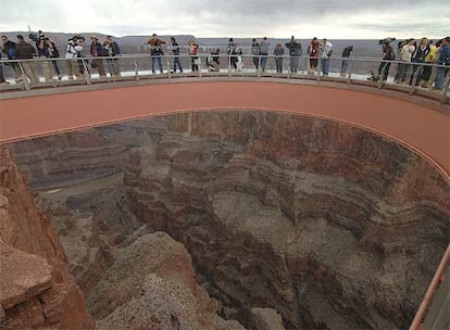 El Gran Cañón del río Colorado cuenta con una nueva atracción de factura humana: una pasarela con suelo trasparente y forma de herradura que se adentra en el abismo para dar una mejor visión de esta maravilla natural a sus visitantes.