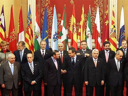Imagen de la conferencia de presidentes de comunidades autónomas realizada en octubre de 2004 en el Senado a propuesta del jefe del Gobierno, José Luis Rodríguez Zapatero.