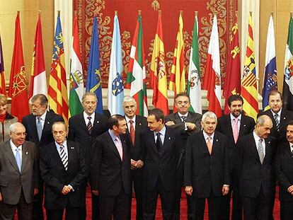 Imagen de la conferencia de presidentes de comunidades autónomas realizada en octubre de 2004 en el Senado a propuesta del jefe del Gobierno, José Luis Rodríguez Zapatero.