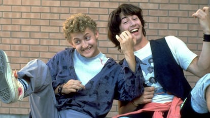 Igual que 'Arma letal' (1987) se puede considerar la gran película de colegas del género de acción, 'Las alucinantes aventuras de Bill y Ted' es su equivalente en la comedia. Keanu Reeves y Alex Winter, dos adolescentes que sueñan con triunfar en la música, emprenden un viaje en el tiempo tan loco y desquiciado como gamberro. El tirón de la saga es indudable, y los fans está de enhorabuena porque Keanu Reeves ha confirmado que habrá un tercera parte. Un filón.