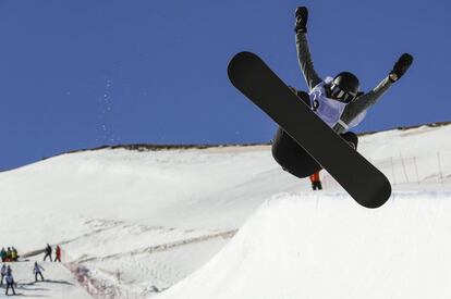 Una de las mujeres participantes en la modalidad de Halfpipe durante el entrenamiento hoy en los Campeonatos del Mundo de Snowboard y Freestyle Ski Sierra Nevada 2017, que se disputan en la estación granadina.