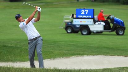 Nicolas Colsaerts golpea la bola en el Masters de Austria el pasado junio, ante un buggy con cronómetro.