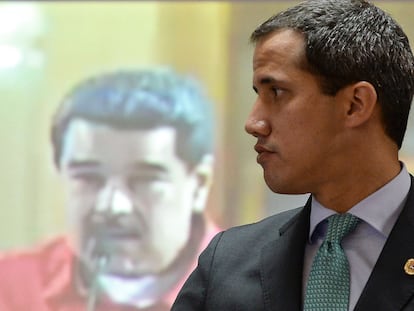 Juan Guaidó, delante de una pantalla en la que se ve a Nicolás Maduro en un acto de la Asamblea de Venezuela, en septiembre de 2019.