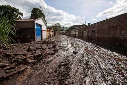 Una calle repleta de lodo tras el paso del huracán en Cumanacoa, Venezuela, el 2 de julio.