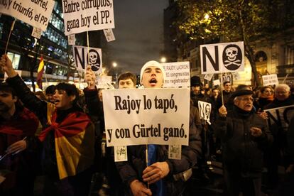 Alusiones al caso Gürtel durante la protesta frente a la sede del Partido Popular en Madrid.