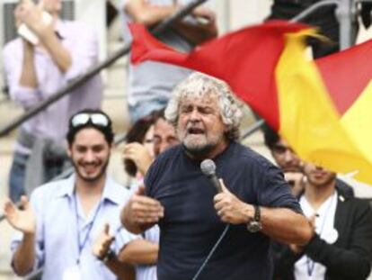 El cómico Beppe Grillo, en un mitin en la campaña siciliana.
