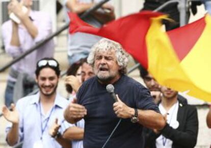 El cómico Beppe Grillo, en un mitin en la campaña siciliana.