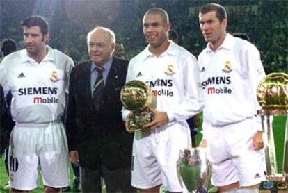 Figo, Di Stéfano y Zidane escoltan a Ronaldo, que exhibe el Balón de Oro.
