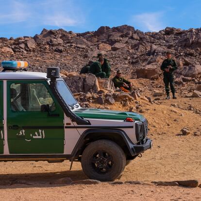 TAMANRASSET, ALGERIA - DECEMBER 27: Toutists police escort with tuaregs in the desert, North Africa, Tamanrasset, Algeria on December 27, 2022 in Tamanrasset, Algeria. (Photo by Eric Lafforgue/Art in All of Us/Corbis via Getty Images)