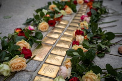 Una treintena de adoquines conmemorativos, conocidos en alemán como Stolpersteine, recuerdan desde esta semana a artistas exiliados o asesinados por el nazismo en Salzburgo, según ha informado este martes el Festival de Verano de esta ciudad austriaca.
Coincidiendo con su centenario, el Festival de Salzburgo ha querido homenajear a estos artistas, en su mayoría judíos, que tuvieron “una influencia clave en la historia del festival”, comentó la presidenta del certamen, Helga Rabl-Stadler. “Los adoquines ayudan a la paz, no para esperar a que esta llegue, sino para acercarse a ella”, agregó la responsable en un acto al que acudió también el maestro argentino español Daniel Barenboim. “Es magnífico que exista este proyecto, porque el que no enfrenta el pasado no es un ser humano”, manifestó el director de orquesta, quien también tiene la nacionalidad israelí y la palestina. 
Las piedras, cubiertas con una capa de latón con los datos de las víctimas, se encuentran instaladas en la acera frente a la histórica casa donde nació el célebre compositor Amadeus Mozart, en pleno centro de Salzburgo. 
Según explicó Thomas Randisek, responsable del comité independiente que coordina los trabajos de investigación e instalación de estos adoquines, es la primera vez que un gesto simbólico de estas características tiene lugar durante la celebración de este evento, que es uno de los emblemas de la ciudad alpina y que convierte la región, durante unas semanas, en el centro de atención de todos los amantes de la música. Así, calificó la cooperación como “muy especial” por lo que representa para todos.
El primer adoquín conmemorativo de las víctimas del nazismo fue instalado en Salzburgo en 2007. El artista alemán Gunter Demnig lanzó los Stolpersteine en 1990 como iniciativa contra el olvido y para preservar la memoria de judíos, homosexuales y otras víctimas del régimen nazi. Actualmente, se ha convertido en un proyecto descentralizado que ya cuenta con más de 77.000 adoquines en más de 20 países de Europa.