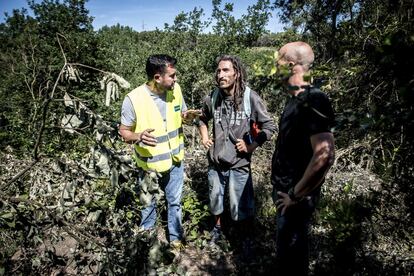 Un encarregat de l'empresa Dragados intenta convèncer dos activistes perquè desisteixin de la seva actitud contra la perllongació de la C-32.