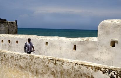 Un visitante recorre los muros del fuerte de Elmina, en Ghana.