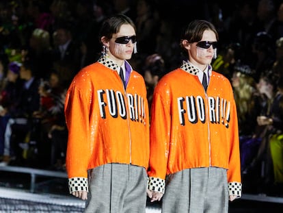 Los gemelos de Badajoz José y Miguel Campillejo desfilan con el acrónimo FUORI!, una de las propuestas para la primavera 2023 de Gucci presentada en la semana de la moda de Milán el 23 de septiembre.
