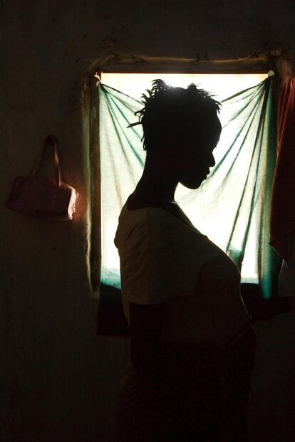 <p>Una niña de 14 años. en la casa que ahora comparte con su hermana en el distrito de Kailahun, en Sierra Leona. Ella sufrió el abuso sexual de un hombre mayor en su pueblo natal, y ahora está embarazada. "No me siento bien porque soy solo una niña pequeña", dice. Ha tenido que abandonar la escuela, pero espera regresar y estudiar enfermería.</p>
<p>Sierra Leona sigue ocupando los últimos puestos del Índice de Desarrollo Humano. Los centros de salud siguen careciendo de los recursos suficientes, y la atención médica sigue siendo demasiado costosa e inaccesible para muchas personas. Entre las niñas existen altas tasas de matrimonio precoz y embarazo adolescente, abuso y explotación sexual en las escuelas. UNICEF está colaborando con el Gobierno para mejorar las condiciones de los niños de Sierra Leona, respaldando programas que capacitan a docentes y administradores escolares y que fortalecen los sistemas de salud en las comunidades.