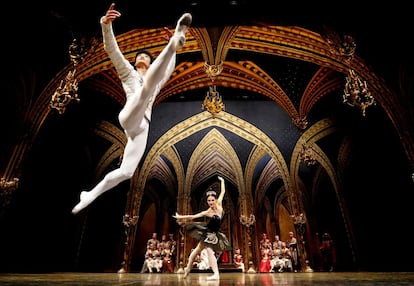 Los bailarines Kimin Kim y Yulia Stepanova, del ballet de San Petersburgo, durante la representación para prensa de 'El lago de los cisnes', en el Coliseum de Londres (Reino Unido).