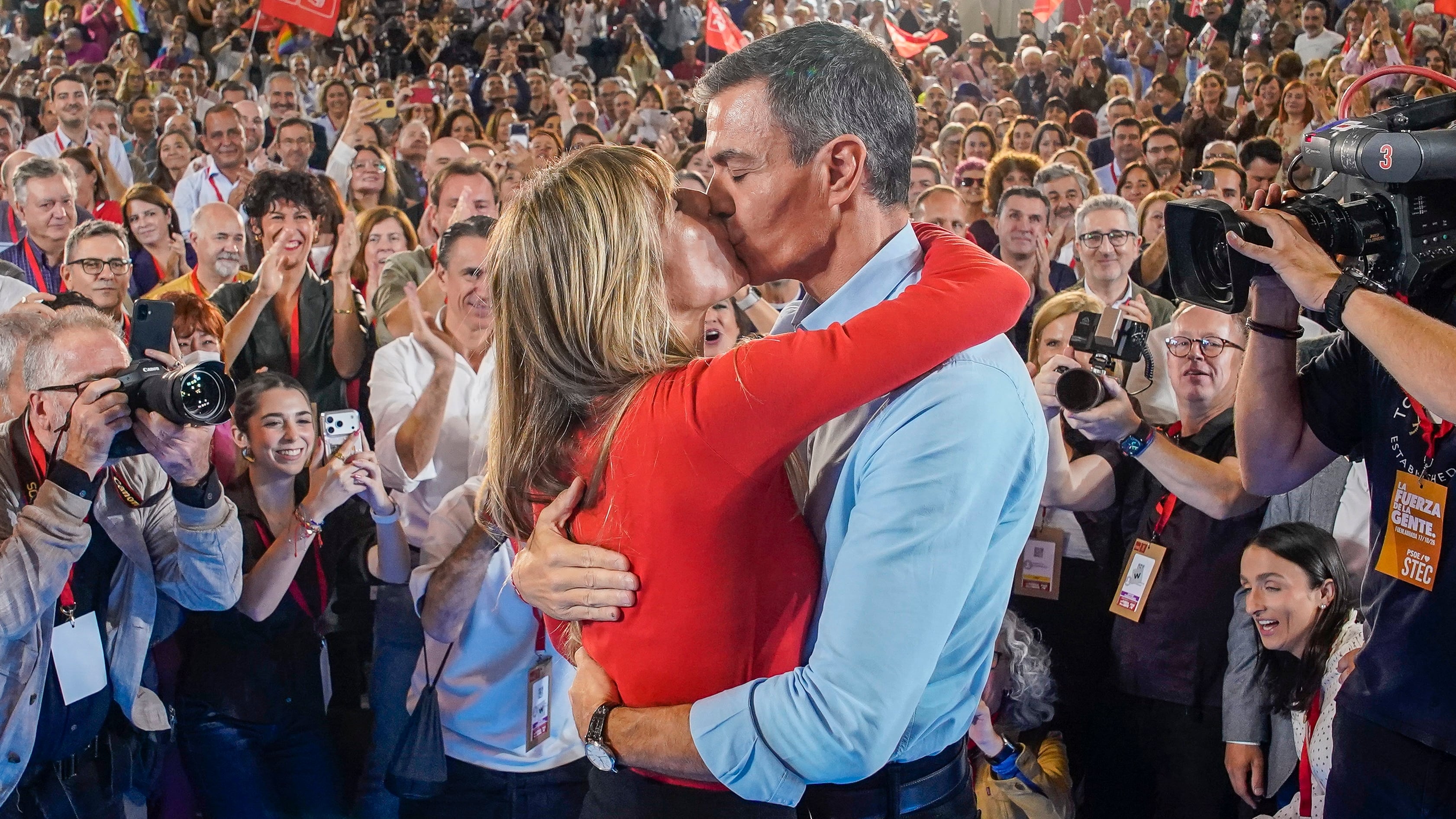 Sánchez mete a Begoña Gómez en campaña: “Nos han intentado quebrar y estamos más fuertes. Te quiero”