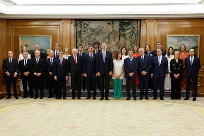 El rey Felipe VI preside el juramento de los nuevos vocales del Consejo General del Poder Judicial celebrado en el Palacio de la Zarzuela, este jueves. 