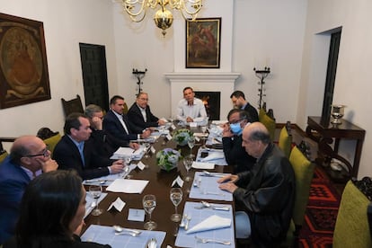 A la derecha, el presidente Gustavo Petro y Álvaro Leyva. Enfrente, Gerardo Blyde y a su izquierda Stalin González, entre otros miembros de la oposición venezolana.