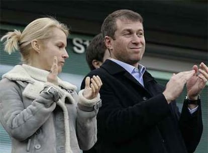 Roman Abramóvich, con su esposa, Irina, en un partido del Chelsea.