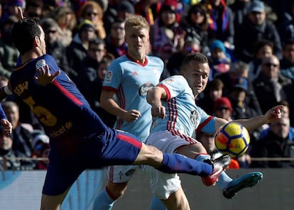 Busquets disputa un balón con el jugador eslovaco del Celta Stanislav Lobotka.