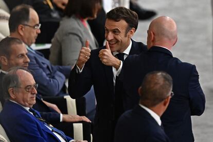 El presidente francés Emmanuel Macron (centro) en el palco del estadio Al Bayt en Al Khor (Qatar).