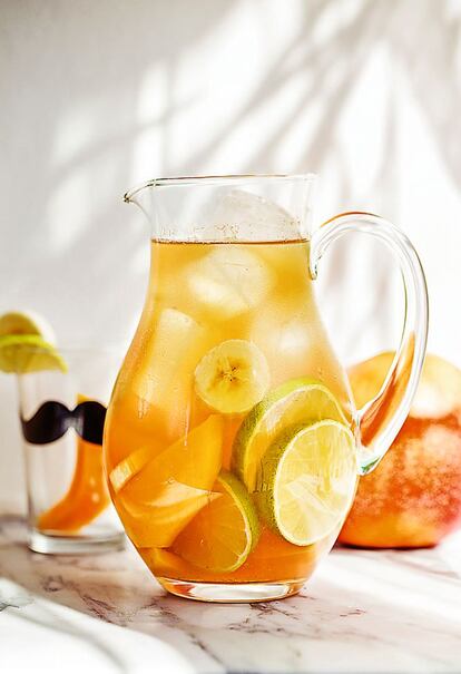 <p><b>Los ponches de té</b> con frutas son una opción muy interesante y que admiten múltiples variantes para los meses de calor. Si se mezclan con una pequeña parte de alcohol se conseguirá un trago largo refrescante y de baja graduación. Y, añadiendo moras, frambuesas o fresas troceadas, y sirviendo en una copa o bol con cuchara, conseguimos un postre.</p> <p><em>Ingredientes:</em> Para 4 personas: 3 tazas de té verde concentrado recién hecho (preparado con el doble de la cantidad de té que una taza normal), 150 mililitros de ron añejo, azúcar moreno o miel al gusto, un plátano, un mango, tres limas, hielo.</p> <p><em>Preparación:</em> 1. Mezclar la miel o el azúcar con una de las tazas de té caliente hasta que se disuelva bien y dejar enfriar. 2. Cortar el mango en láminas, y el plátano y una de las limas (con piel) en rodajas, ponerlos en una jarra junto al té, el ron y el zumo de las otras dos limas. 3. Rellenar con hielo y dejar reposar hasta que esté helado. 4. Servir la bebida asegurándose de que en cada vaso cae algo de fruta.</p>