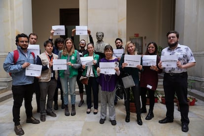 Yannette Bautista (al centro), después del primer debate en cámara del proyecto de ley para la protección de las mujeres buscadoras de los desaparecidos.