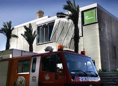 La explosión destrozó una de las ventanas y abrió violentamente la puerta de la subestación, tapada por el camión de bomberos.