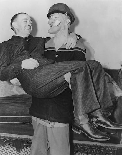 El dibujante E. C. Segar, creador de Popeye, en los brazos de un Popeye interpretado por Harry Foster Welch en 1935. 