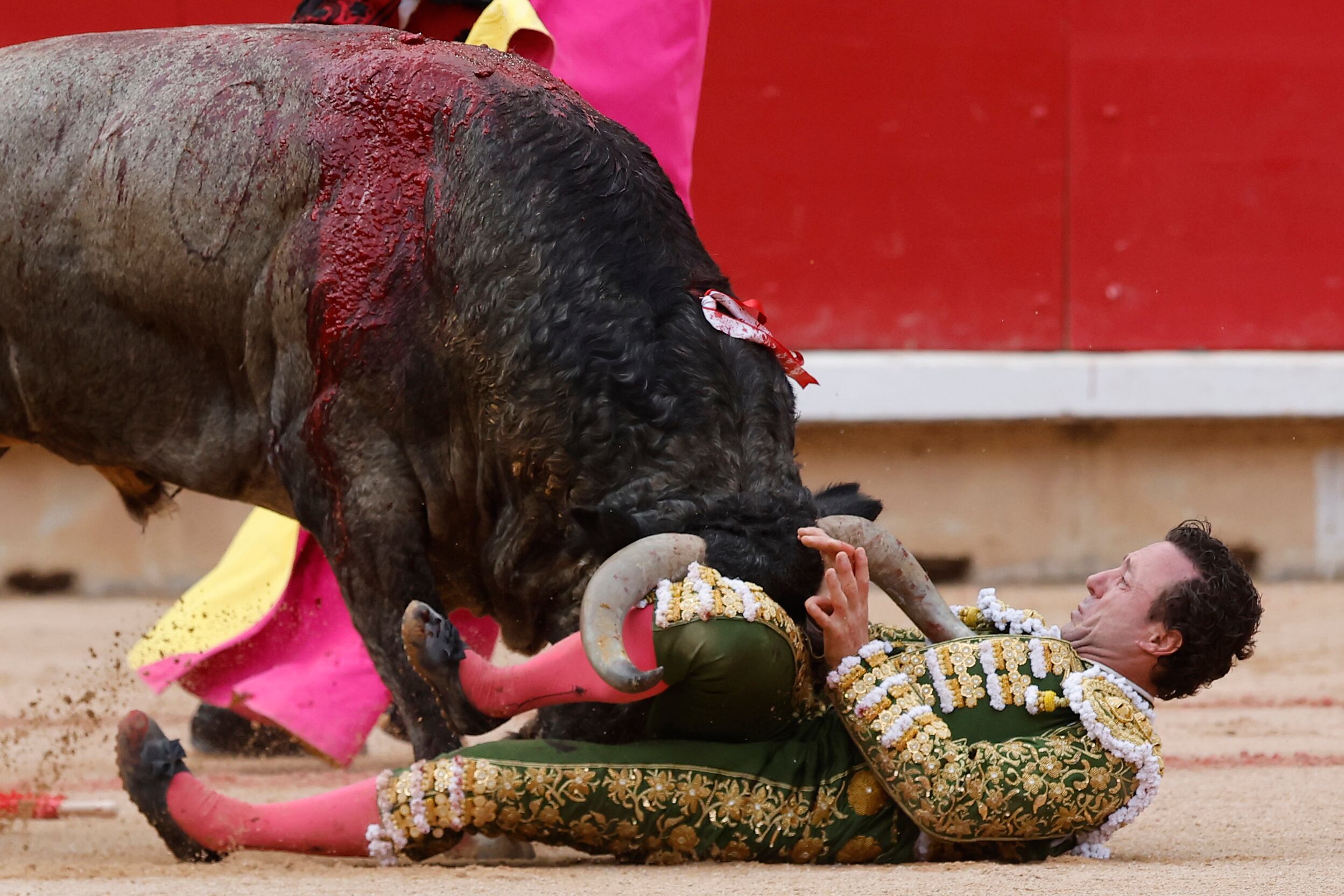 Rafaelillo, durante la cogida sufrida ayer en la plaza de Pamplona.