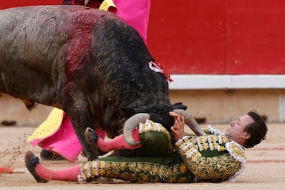 Rafaelillo, durante la cogida sufrida ayer en la plaza de Pamplona.